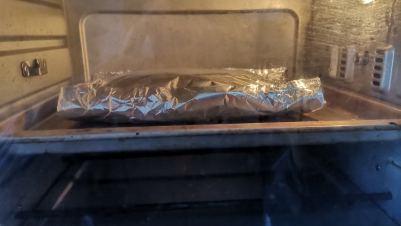 锡纸金针菇,送入预热好的烤箱，上下火200度烤15分钟