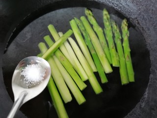 凉拌芦笋,加入少许盐可以使其更翠绿