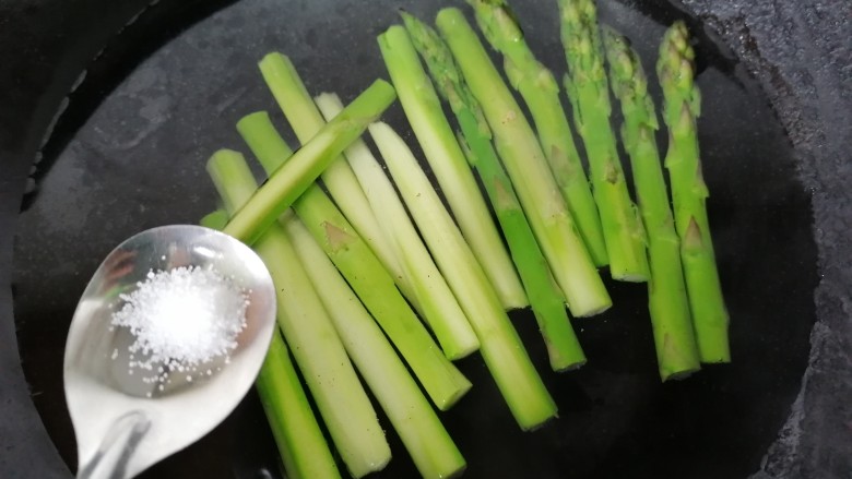 凉拌芦笋,加入少许盐可以使其更翠绿