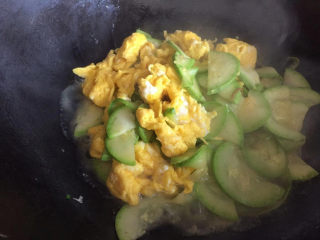 西葫芦炒鸡蛋,加一点点清水，以免粘锅