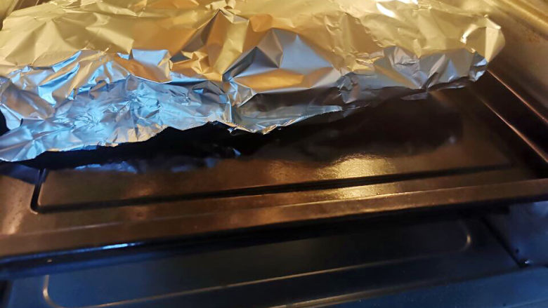 锡纸金针菇,放入180度烤箱，烤8分钟左右