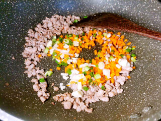 锡纸金针菇,炒香肉末后，下葱，蒜，红萝卜丁