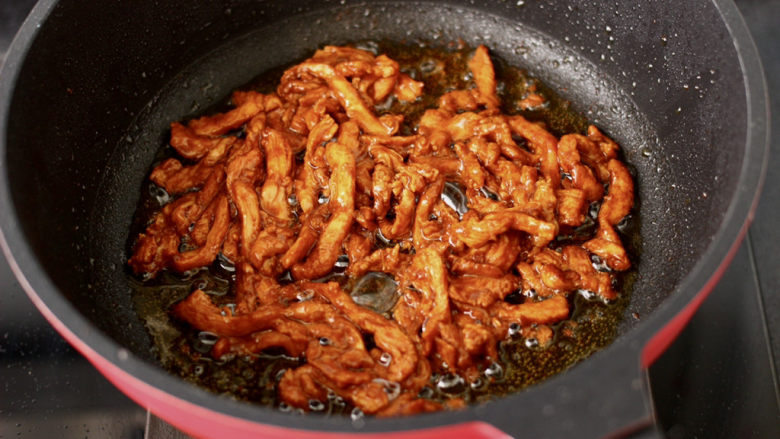 酸汤米线,锅中倒入少许油烧热，炒熟腌制好的鸡肉备用。