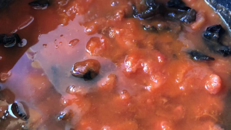 番茄米线,加点开水煮开。