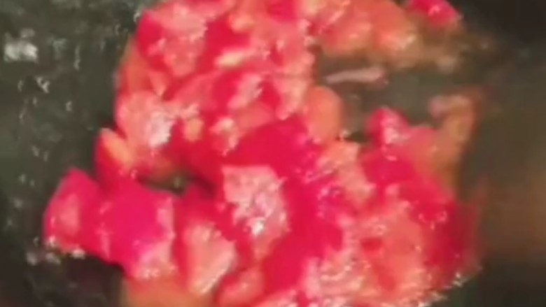 西红柿炖牛肉,倒入番茄炒出汁。