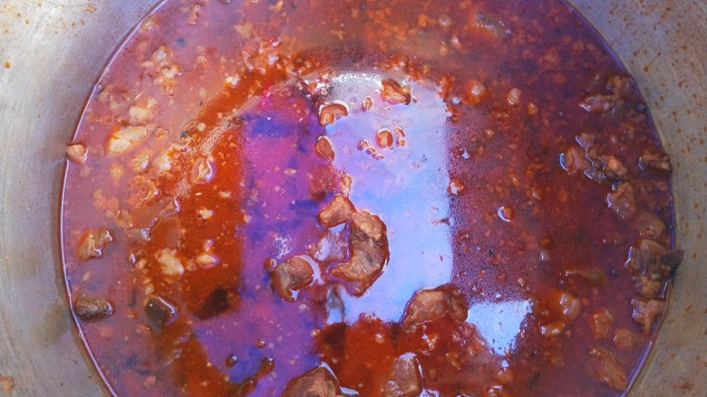 西红柿炖牛肉,加入适量水煮两个小时。