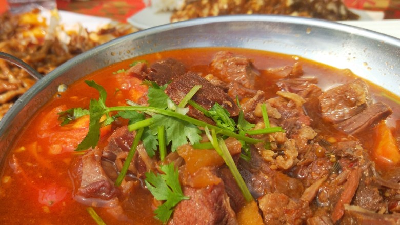 西红柿炖牛肉,牛肉倒入小锅在放入支架。