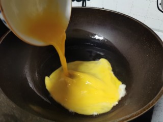 西葫芦炒鸡蛋,热油倒入鸡蛋