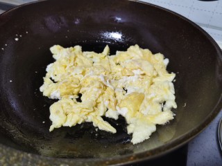 西葫芦炒鸡蛋,炒至凝固