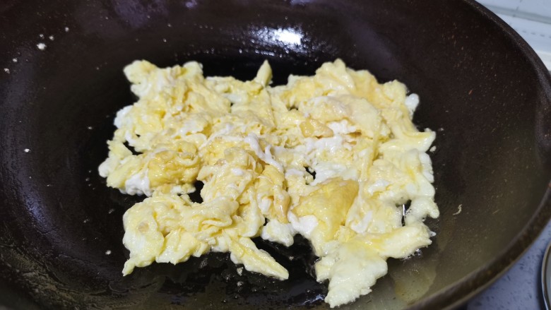 西葫芦炒鸡蛋,炒至凝固