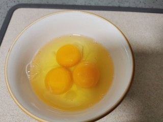 西葫芦炒鸡蛋,鸡蛋打入碗里