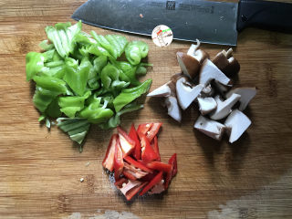 酱爆双丁,香菇和青红辣椒，清洗干净，切小块