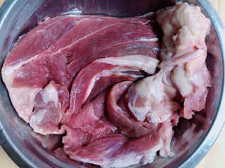 西红柿炖牛肉,准备好牛肉。