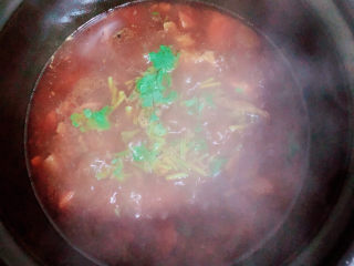 西红柿炖牛肉,撒上香菜末，入味即可出锅了。