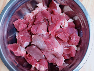 西红柿炖牛肉,将牛肉切块待用。