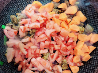西红柿炖牛肉,放入西红柿、胡萝卜翻炒均匀。