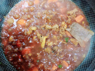 西红柿炖牛肉,翻炒均匀，加入少许水，烧开锅。