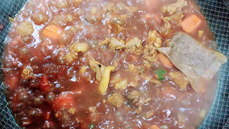 西红柿炖牛肉,翻炒均匀，加入少许水，烧开锅。