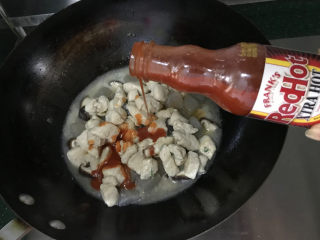 酱爆双丁,这时把香菇和炒过的鸡块放入锅中，再淋上一勺美式辣椒调味汁