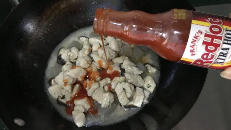 酱爆双丁,这时把香菇和炒过的鸡块放入锅中，再淋上一勺美式辣椒调味汁