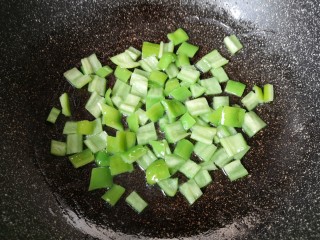 黑椒牛肉意面,炒锅内倒适量的食用油烧热，下入青椒翻炒至变色。