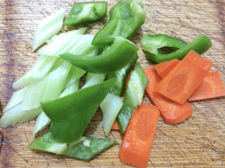 糖醋虾,将西芹、青椒、胡萝卜洗净切块待用。