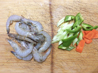 糖醋虾,主要食材如图所示示意，虾、青椒、西芹、胡萝卜等。