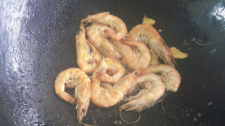 糖醋虾,将虾洗净，加入锅中煎炸至表皮酥脆，捞出待用