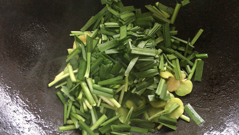 韭菜炒蚕豆,而后加入韭菜段，旺火快炒