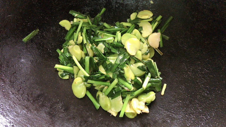 韭菜炒蚕豆,翻炒均匀，即可出锅