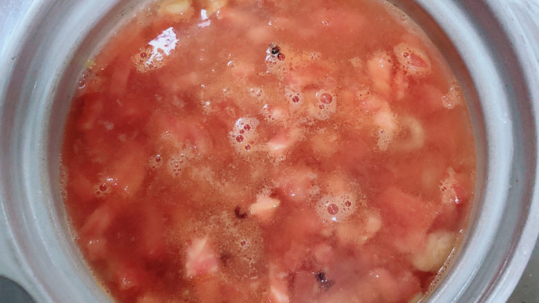 番茄米线,倒入开水，煮开锅。