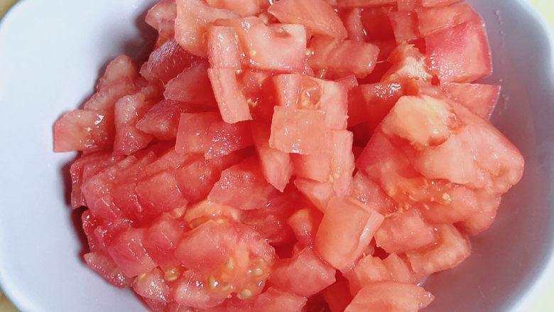 番茄米线,西红柿削去外皮，切成小丁。