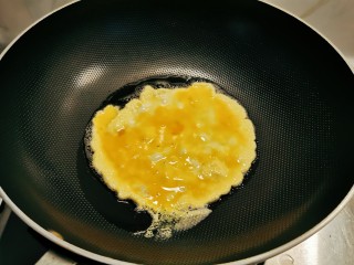 芦笋炒鸡蛋,起油锅放入食用油，油热后放入鸡蛋液。