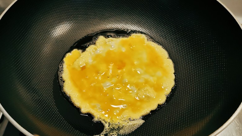 芦笋炒鸡蛋,起油锅放入食用油，油热后放入鸡蛋液。