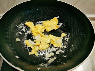 芦笋炒鸡蛋,放入葱片炒香。