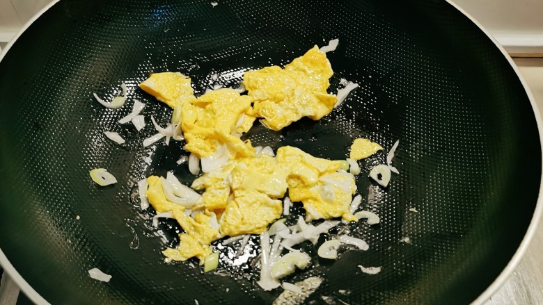 芦笋炒鸡蛋,放入葱片炒香。