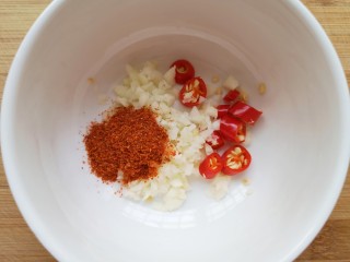 凉拌西葫芦,加入1勺辣椒面。