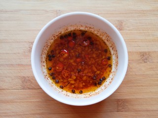 凉拌西葫芦,浇在蒜末辣椒面里，激出香味。