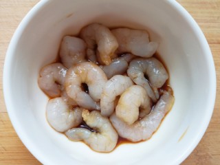 什锦虾仁,加入一小勺轻盐酱油和一小勺料酒，搅拌均匀腌制10分钟左右。
