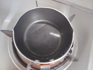 凉拌芦笋,锅内烧热适量食用油