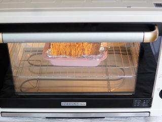 锡纸金针菇,柏翠PE6080烤箱180度提前预热，烤箱温度达到设定的高度，烤箱就会发出滴、滴、滴的提示音，将烤盘送入烤箱中层，烤二十分钟。