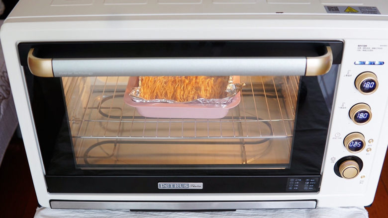 锡纸金针菇,柏翠PE6080烤箱180度提前预热，烤箱温度达到设定的高度，烤箱就会发出滴、滴、滴的提示音，将烤盘送入烤箱中层，烤二十分钟。