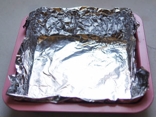 锡纸金针菇,烤盘铺上锡纸，四边折叠好，使它形成一个盒子状，备用。