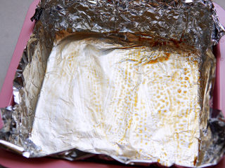 锡纸金针菇,先在锡纸上我刷一层酱汁。