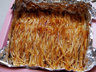 锡纸金针菇,要刷的均匀，是每一根金针菇都有酱汁的味道。