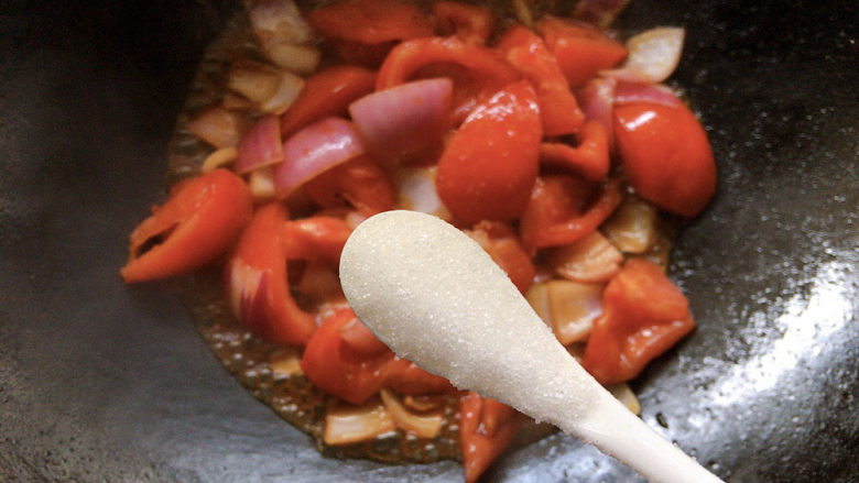 西红柿炖牛肉,糖2~3小勺，然后翻炒均匀