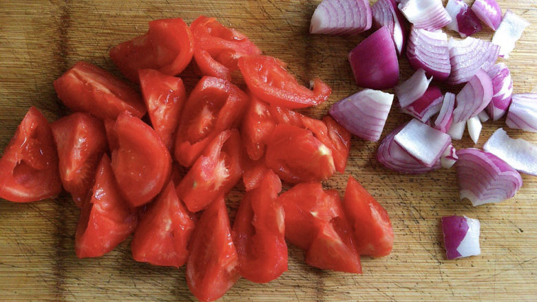 西红柿炖牛肉,利用炖煮的时间~将西红柿、洋葱切成大块待用
