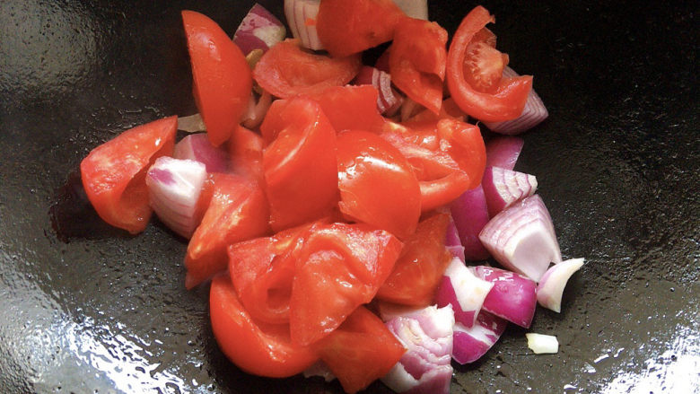 西红柿炖牛肉,加入西红柿块，炒至微微变软
