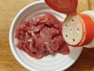 黑椒牛肉意面,牛肉切片或切成条状，加胡椒粉