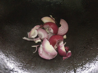 黑椒牛肉意面,锅烧热油，加入洋葱爆炒出香味